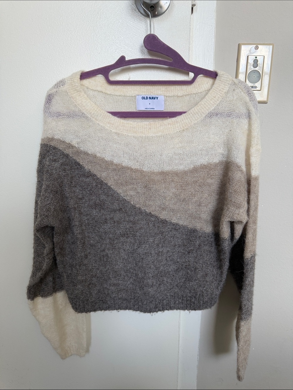 Old Navy Women's Fuzzy Colorblock Crew Sweater in Cream, Tan & Brown